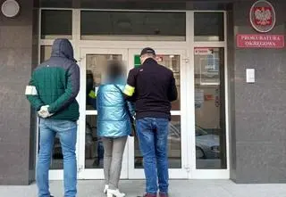 911 zarzutów dla 12 osób. Podejrzani lekarze, aptekarze i pracownik firmy medycznej