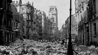 Warszawa zimą 1945, zniszczenia wojenne, widok od strony ulicy Chmielnej na ruiny
ulicy Szpitalnej.