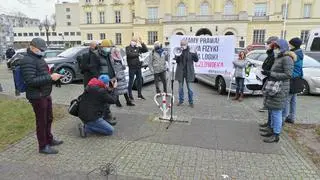 Obywatele RP odczytują wyroki ws. wolności zgromadzeń