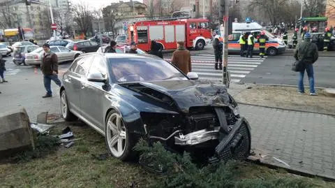 Audi RS6 zderzyło się z volkswagenem. 2 osoby ranne