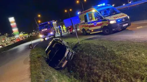 Samochód w rowie, kierowca pijany. Drogie auto na policyjnym parkingu