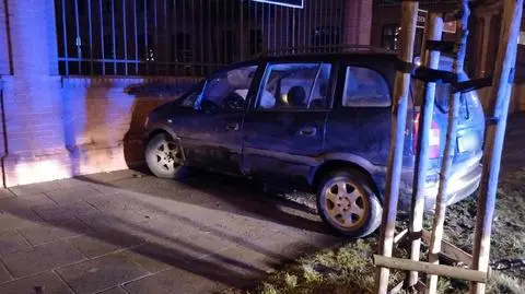 Próbował uciekać, wjechał w ogrodzenie