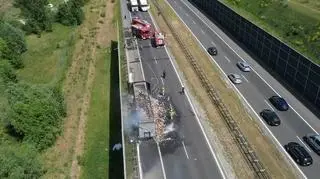 Na autostradzie A2 spłonęła naczepa ciężarówki