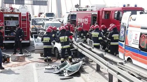 Skoda wbiła się w barierki. Trasa Siekierkowska stanęła