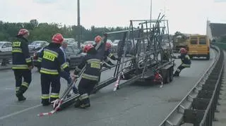 Strażacy stawiają przewrócone elementy