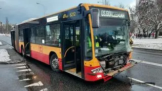 Zderzenie auta osobowego z autobusem na Mokotowie 