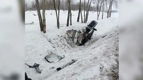 Wypadek na krajowej "50". Uderzyła w jadące z naprzeciwka auto dostawcze, wpadła do rowu