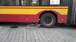 Rowerzysta pod kołami autobusu