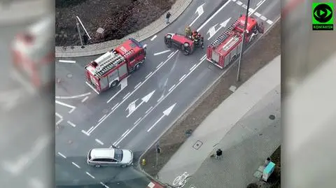 Kolizja na rondzie. Auto przewróciło się na bok