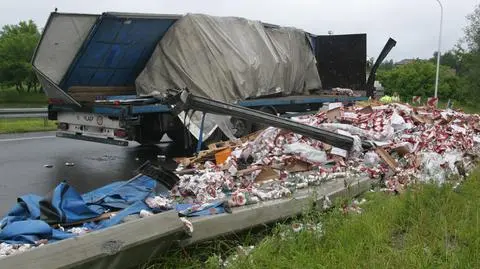 Trasa S8: przewróciła się ciężarówka, puszki na jezdni