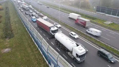 S8: zderzenie dwóch ciężarówek i samochodu osobowego