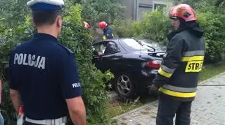 Przebił ogrodzenie i wjechał do ogródka