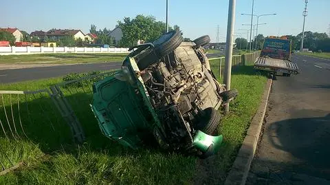 Wypadek na Drewny. Seicento na boku, kierowca w szpitalu