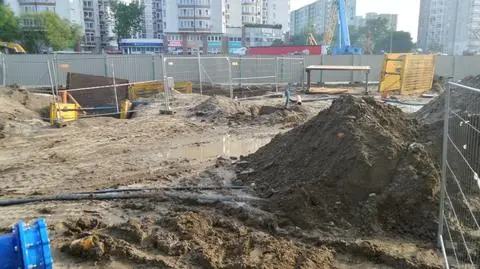 Uszkodzona rura z gazem na budowie metra