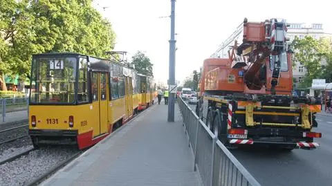 Wykolejony tramwaj na placu Narutowicza. "Jedna osoba ranna"