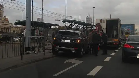 Range rover wjechał w barierki