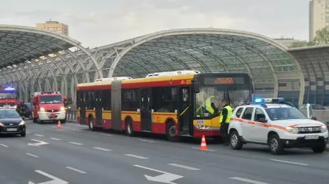 Zderzenie z autobusem miejskim. Auto wylądowało na boku