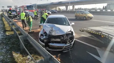 Omijał autobus, wjechał w śmieciarkę
