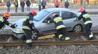 Samochód wjechał na torowisko na Powstańców Śląskich