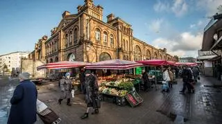 Handel przed Halą Gwardii