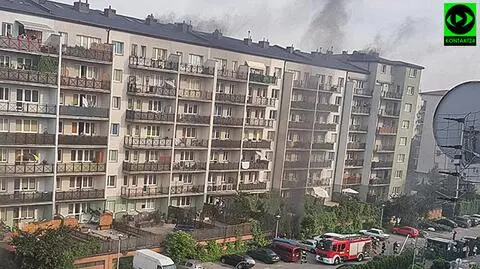 Pożar dwóch aut w garażu, sześć zastępów straży w akcji