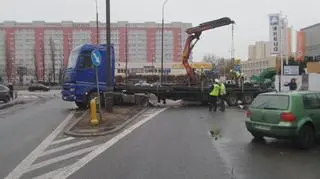 Tir utknął na pasie zieleni