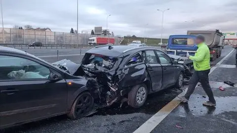 Zderzenie kilku pojazdów przy węźle Opacz