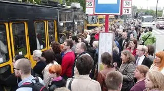 Tłumy pasażerów na pl. Bankowym