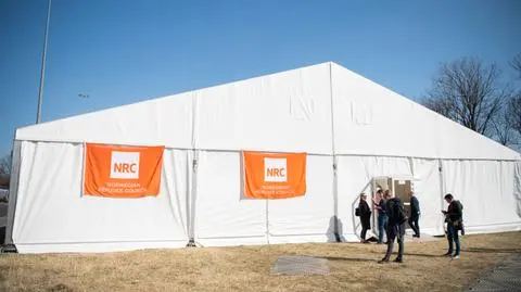 Namiot Norwegian Refugee Council przy Dworcu Wschodnim