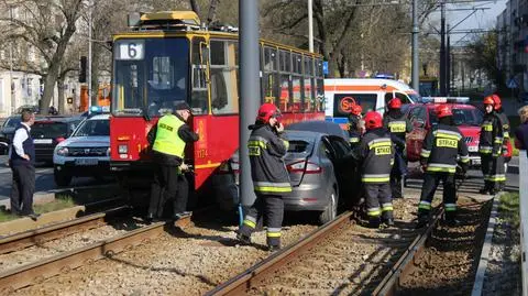 Po kolizji ford wylądował na torach. Zablokował tramwaje na Żoliborzu