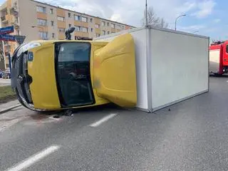 Zderzenie karetki i auta dostawczego na Sobieskiego