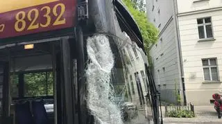 Drzewo spadło na autobus