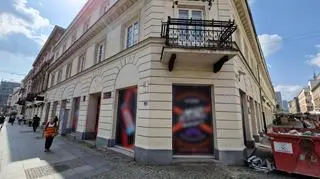 Oklejone okna w zabytkowej kamienicy