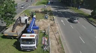 Drogowcy wytyczają naziemne przejście dla pieszych