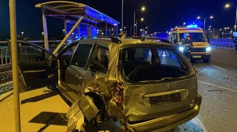 Nocny wypadek na S8. "Auto uderzyło w przystanek"