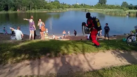 Nocna kąpiel w jeziorku  7 godzin po tragedii