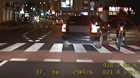 Na oczach policjantów zajechał rowerzyście drogę