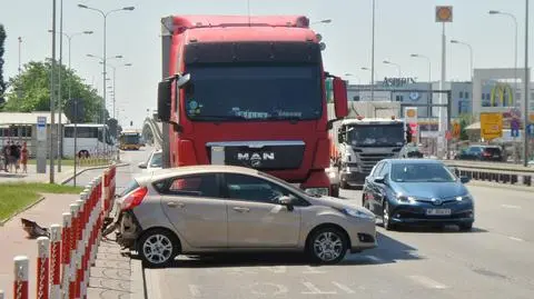 Po zderzeniu z ciężarówką, ford stanął w poprzek drogi