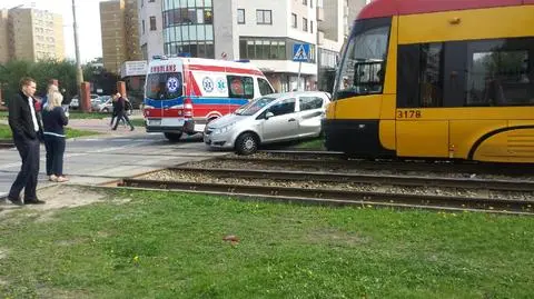 Kolizja przy Woronicza. Tramwaj zderzył się z oplem