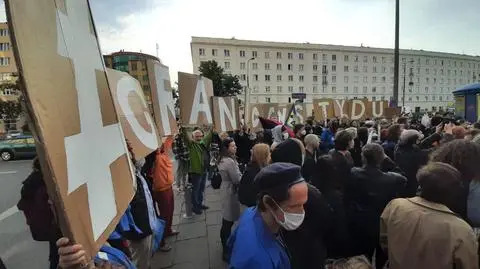 "Dość okrucieństwa, przyjąć uchodźców". Demonstracja przed siedzibą Straży Granicznej 