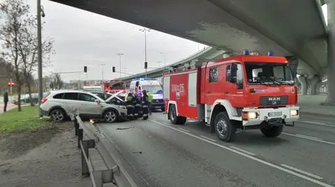 Chevrolet i opel na barierach. Zderzenie na Czerniakowskiej