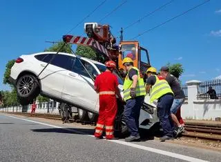 Samochód utknął między ogrodzeniem a torowiskiem