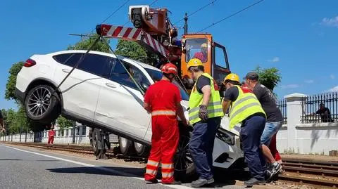 Samochód między ogrodzeniem a torami. Pojazd usunął dźwig Tramwajów Warszawskich
