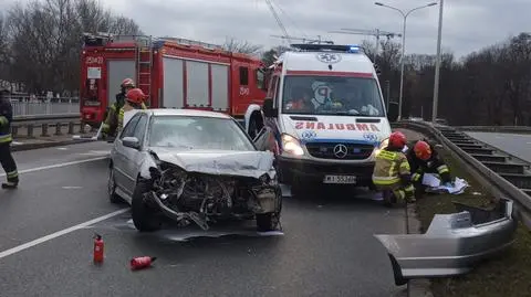 Auto uderzyło w bariery i zablokowało Wisłostradę