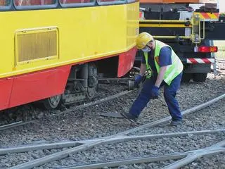 Wykolejony tramwaj na rondzie Radosława