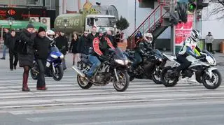 Motocykliści na przejściu