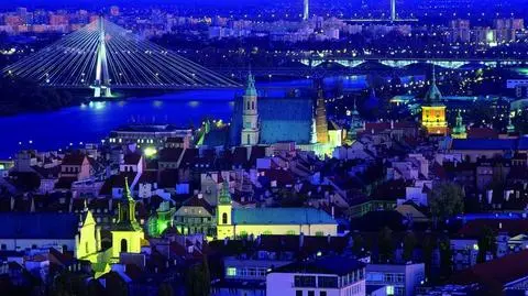 Panorama Warszawy nocą z tarasu na 30. piętrze PKiN