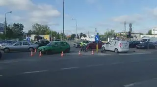 Mercedes wjechał w opla, opel w sygnalizator. Nie działają światła