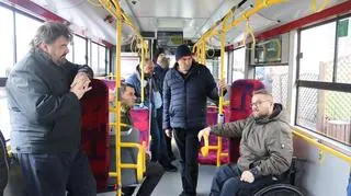 Kierowcy autobusów uczą się pomagać pasażerom z niepełnosprawnościami