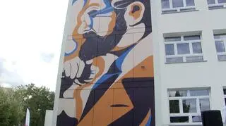 Na Woli powstał mural przedstawiający prof. Bronisława Geremka 